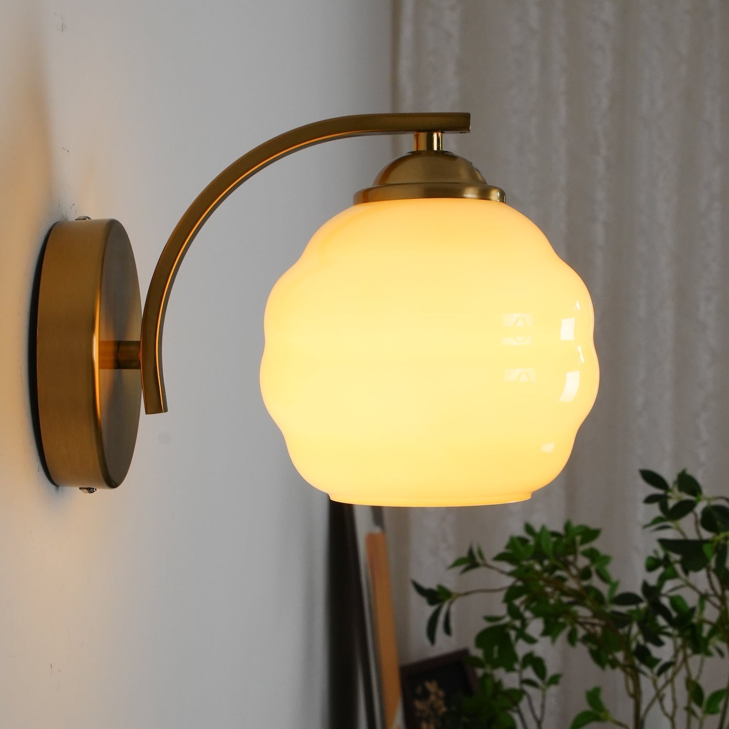 Art Deco Wandlamp Goud met Opaalwitte Glazen Kap – Tijdloos Muurlamp voor Binnen in Modern en Klassiek Interieur