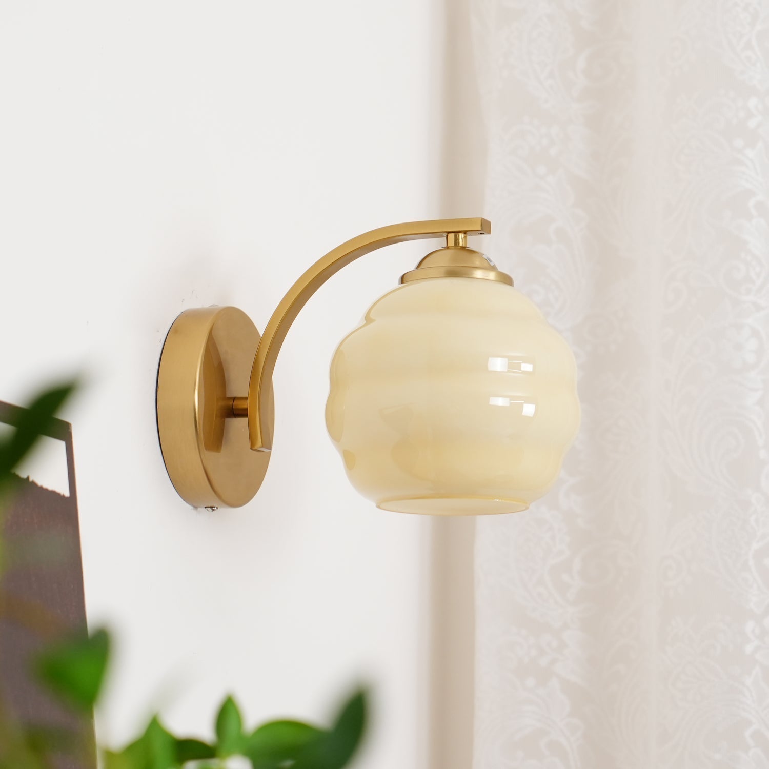 Art Deco Wandlamp Goud met Opaalwitte Glazen Kap – Tijdloos Muurlamp voor Binnen in Modern en Klassiek Interieur