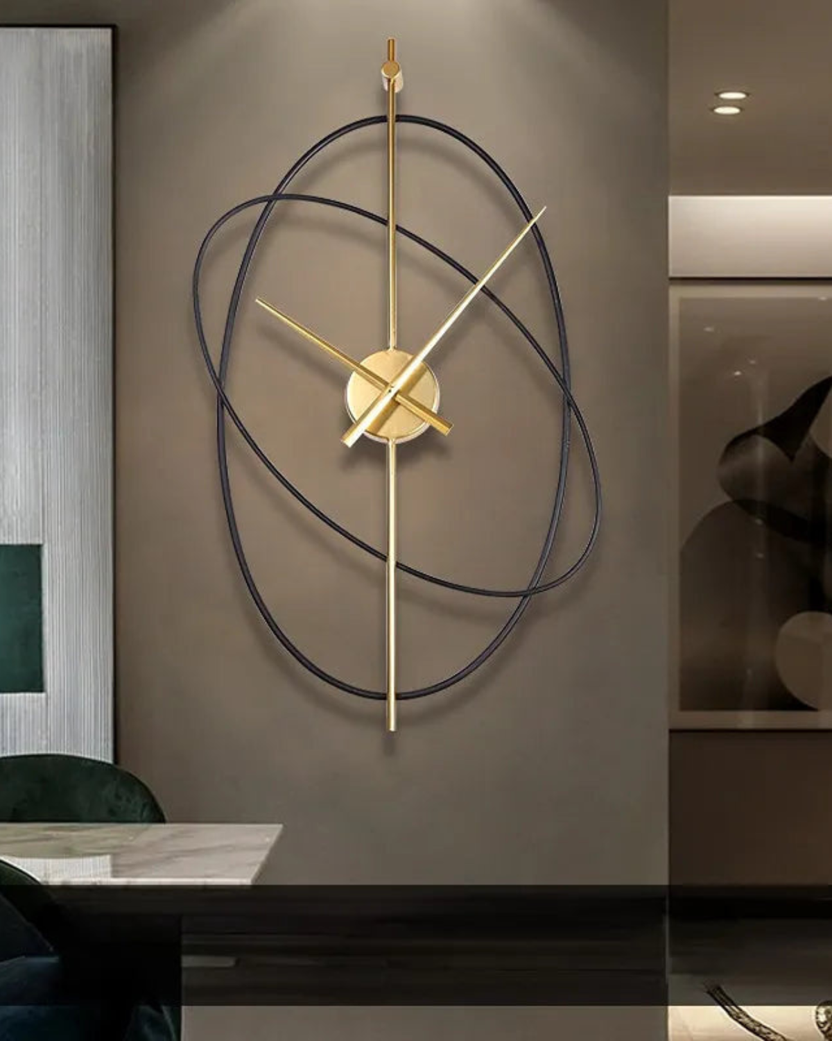 Écliptique Wandklok met Architectonisch Design en Stille Quartz Mechanisme – Zwart met Goudaccenten