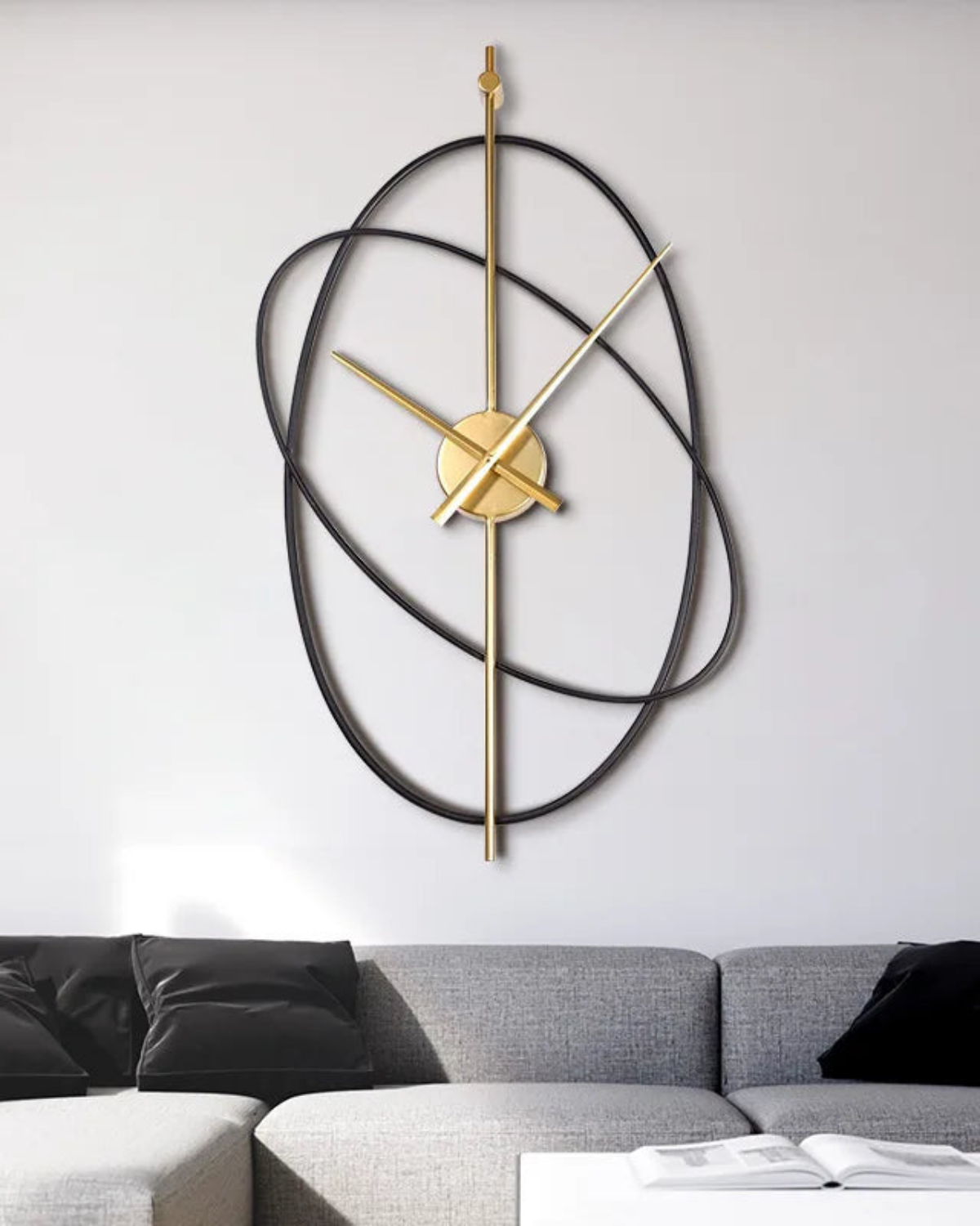 Écliptique Wandklok met Architectonisch Design en Stille Quartz Mechanisme – Zwart met Goudaccenten