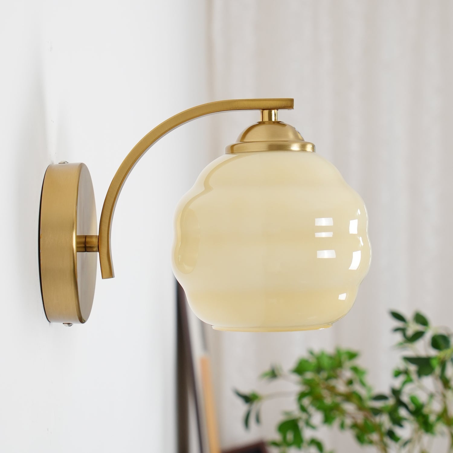 Art Deco Wandlamp Goud met Opaalwitte Glazen Kap – Tijdloos Muurlamp voor Binnen in Modern en Klassiek Interieur