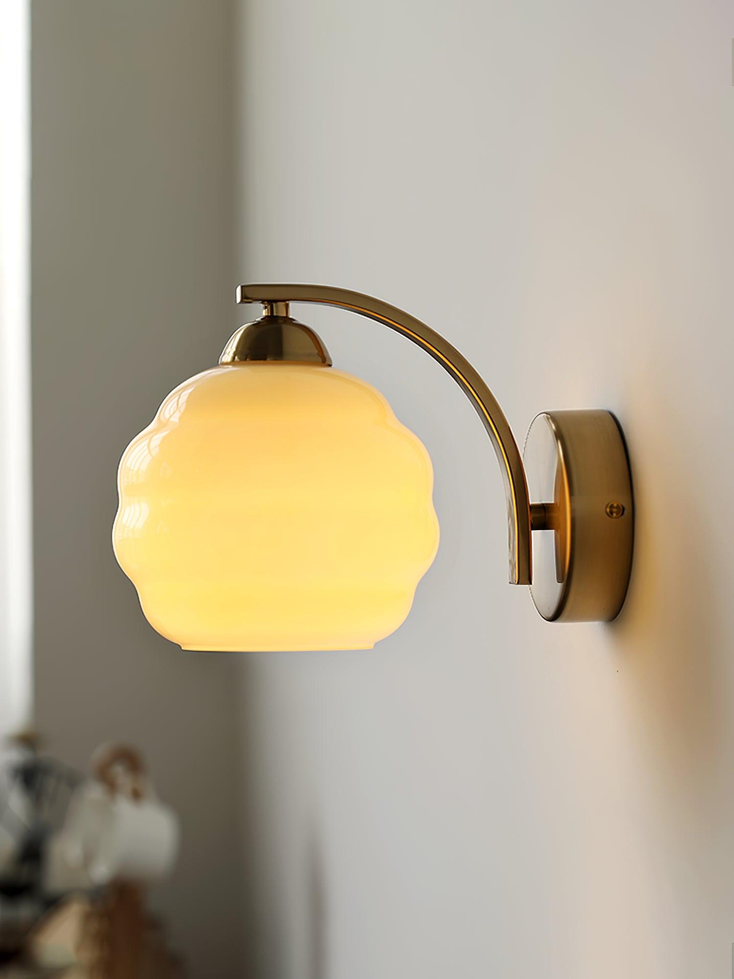 Art Deco Wandlamp Goud met Opaalwitte Glazen Kap – Tijdloos Muurlamp voor Binnen in Modern en Klassiek Interieur