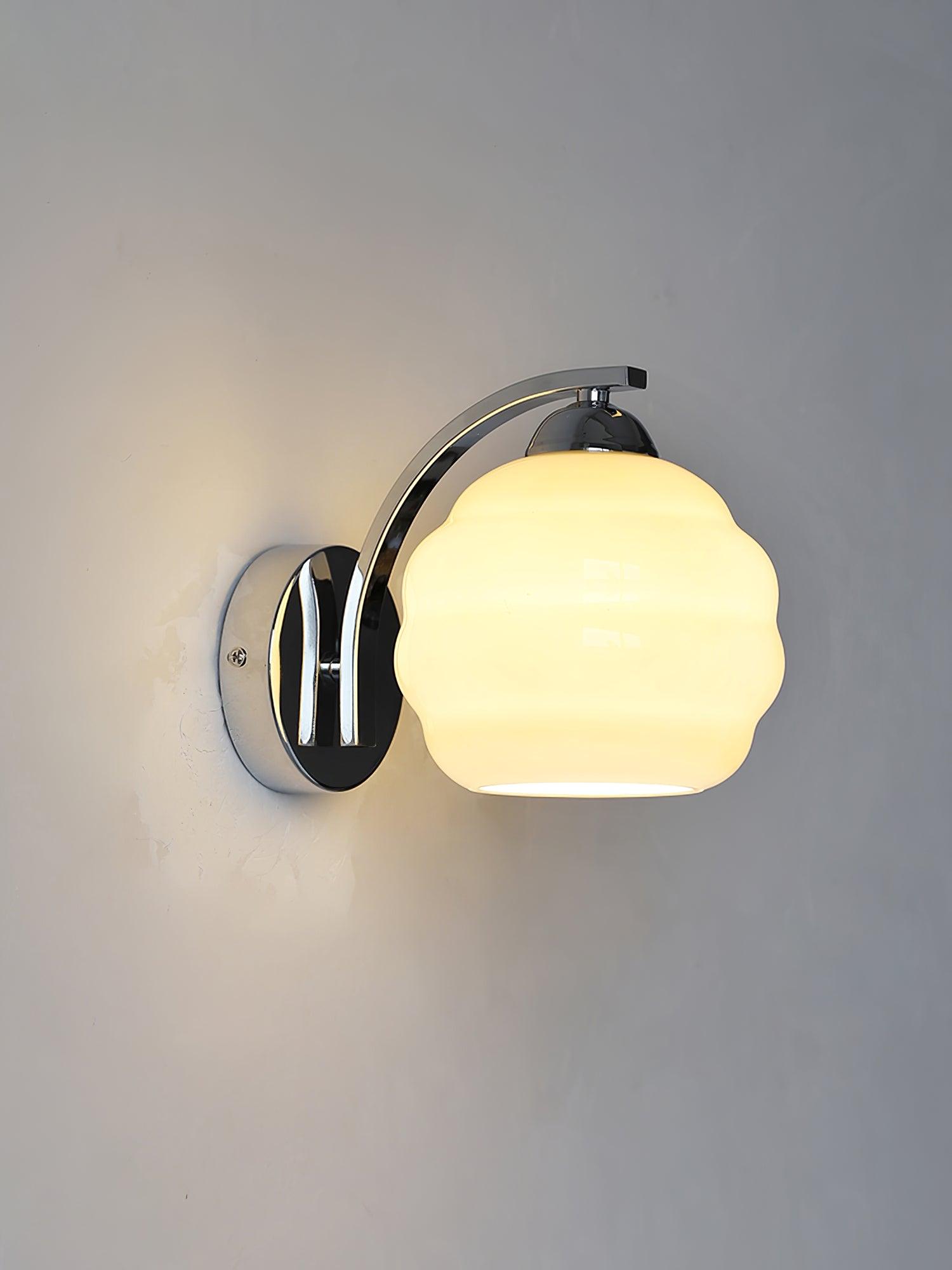 Art Deco Wandlamp Goud met Opaalwitte Glazen Kap – Tijdloos Muurlamp voor Binnen in Modern en Klassiek Interieur