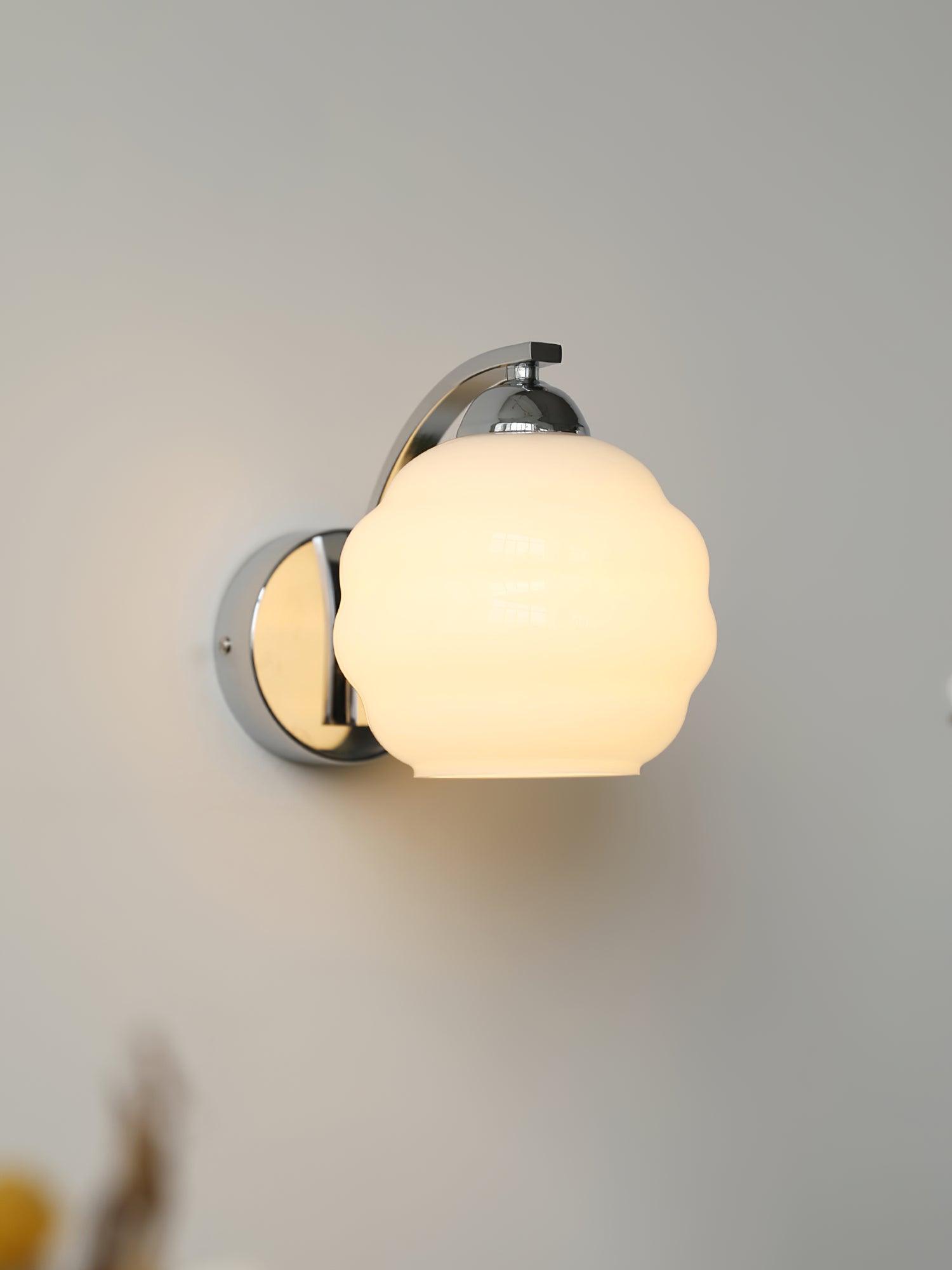Art Deco Wandlamp Goud met Opaalwitte Glazen Kap – Tijdloos Muurlamp voor Binnen in Modern en Klassiek Interieur