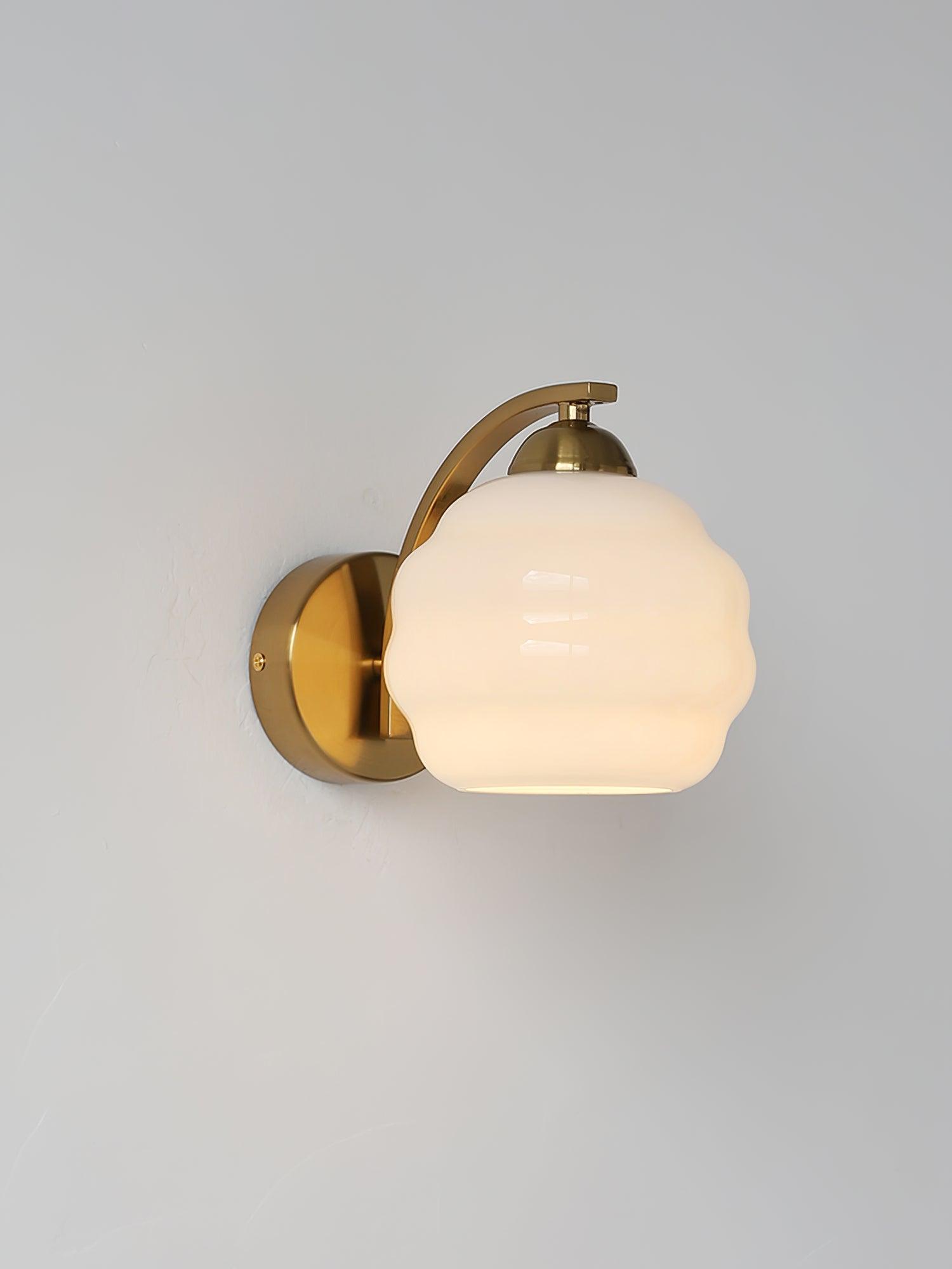 Art Deco Wandlamp Goud met Opaalwitte Glazen Kap – Tijdloos Muurlamp voor Binnen in Modern en Klassiek Interieur