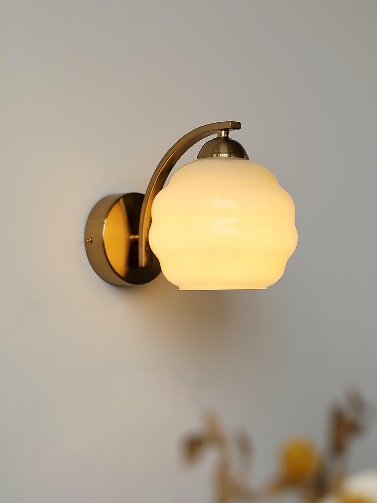 Art Deco Wandlamp Goud met Opaalwitte Glazen Kap – Tijdloos Muurlamp voor Binnen in Modern en Klassiek Interieur