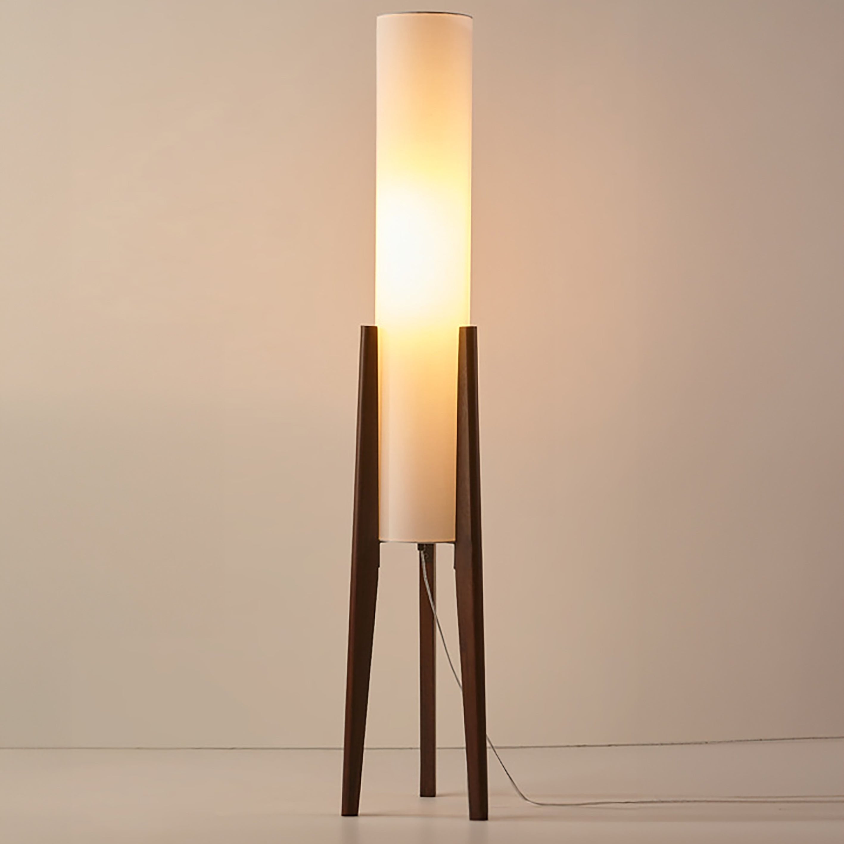 Walnoot Vloerlamp met Amberkleurige Kap – Elegant en Tijdloos Design