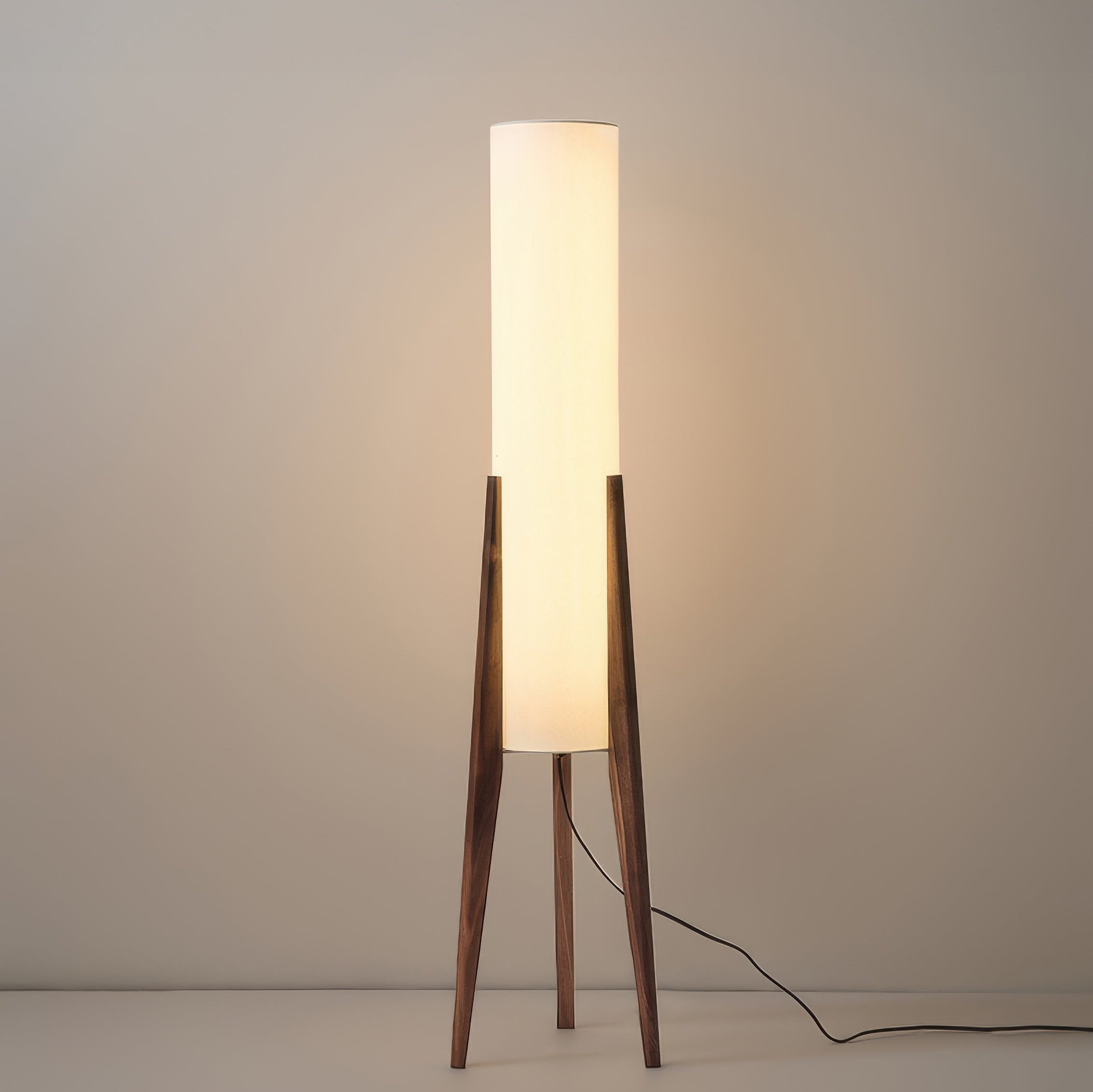 Walnoot Vloerlamp met Amberkleurige Kap – Elegant en Tijdloos Design