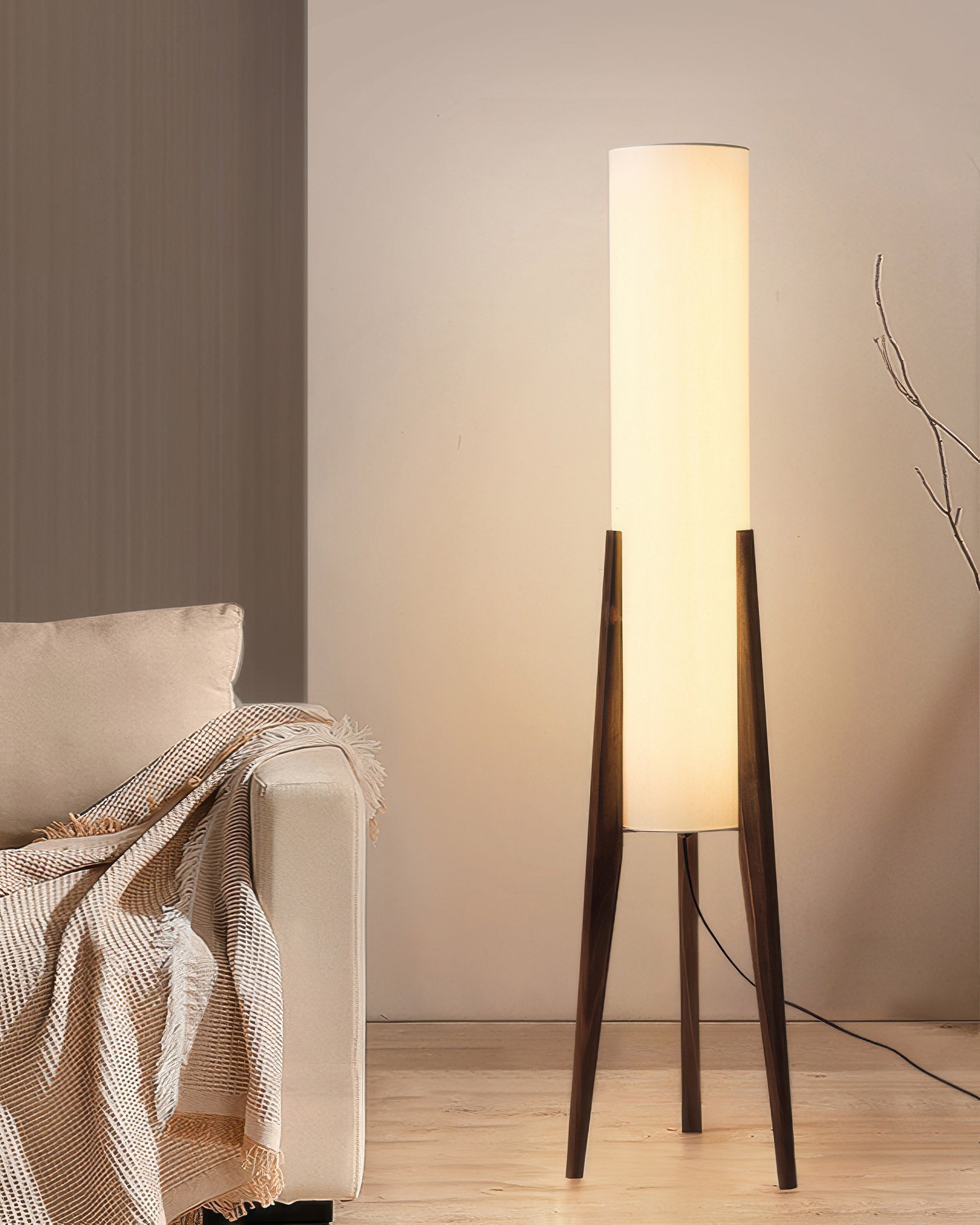 Walnoot Vloerlamp met Amberkleurige Kap – Elegant en Tijdloos Design