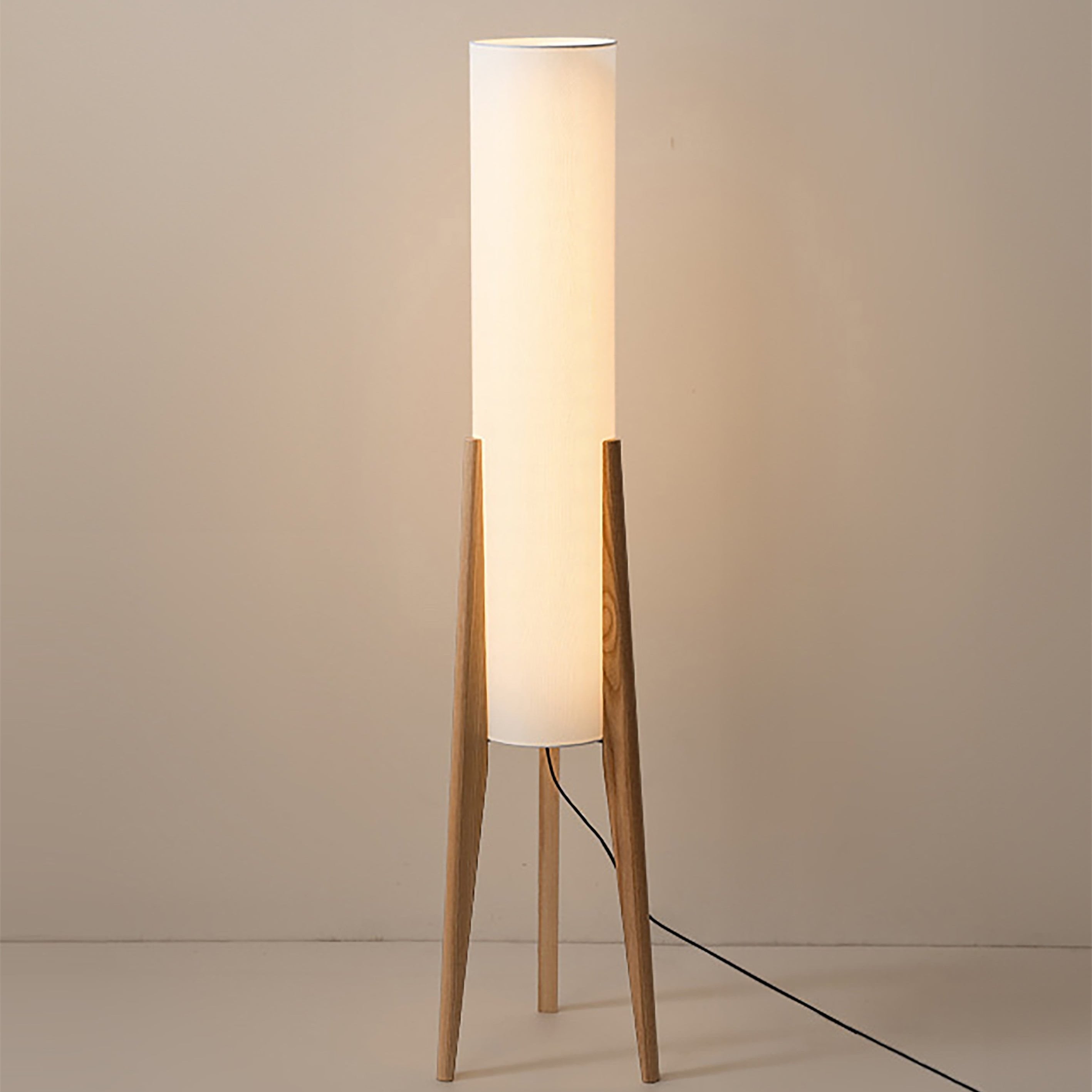Walnoot Vloerlamp met Amberkleurige Kap – Elegant en Tijdloos Design