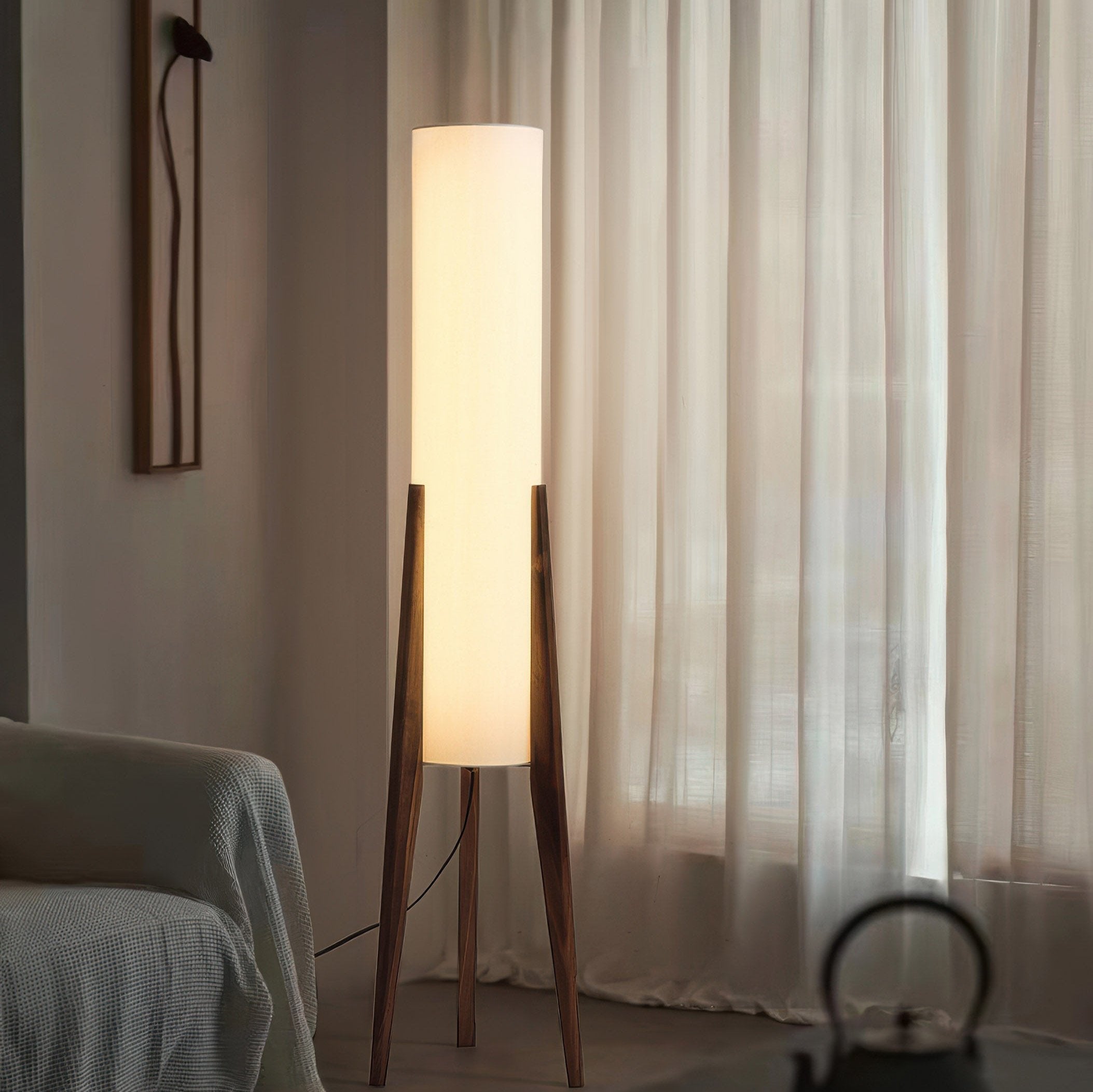 Walnoot Vloerlamp met Amberkleurige Kap – Elegant en Tijdloos Design