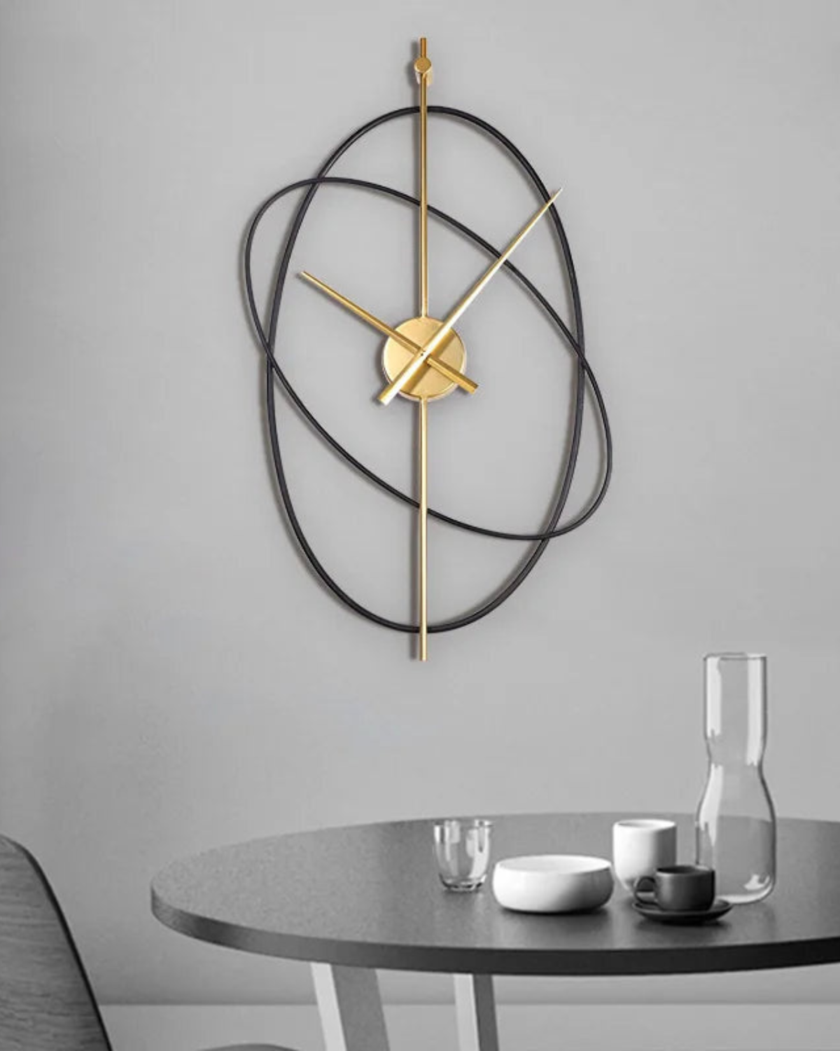 Écliptique Wandklok met Architectonisch Design en Stille Quartz Mechanisme – Zwart met Goudaccenten